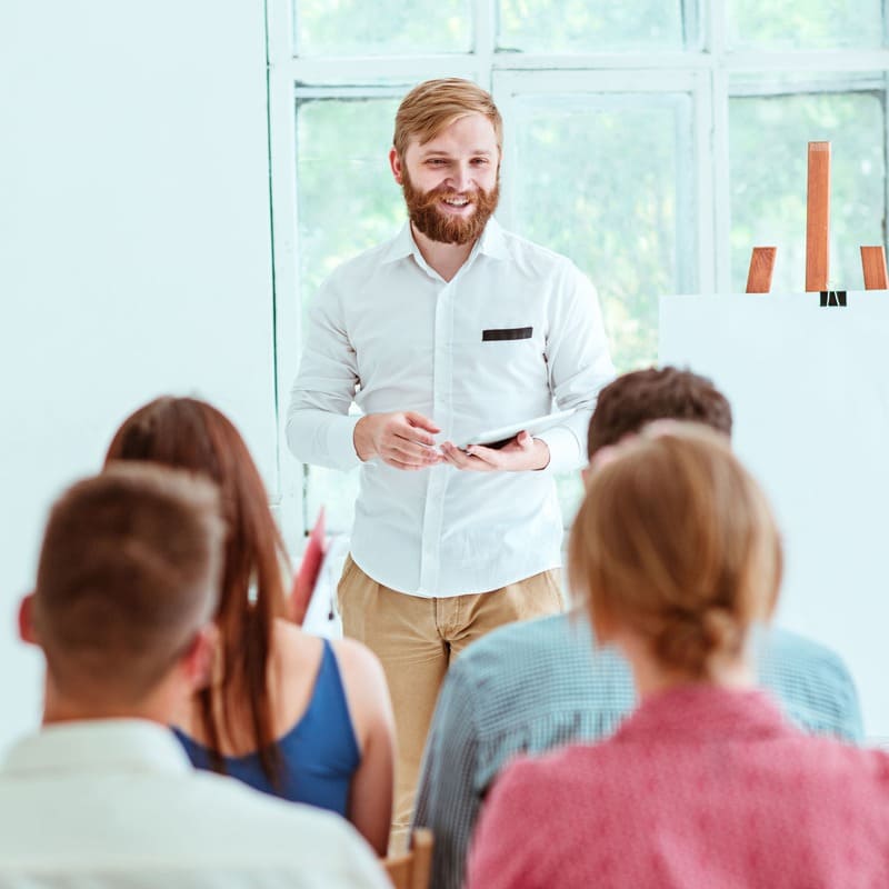 Mentoria Guardiões dos Empreendedores - foto de mentor e mentorados falando sobre empreendedorismo